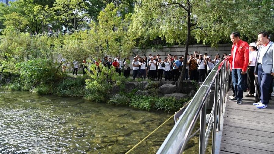 Sungai Cheonggyecheon ini juga menjadi salah satu daya tarik wisatawan lokal maupun mancanegara yang berkunjung ke Korea Selatan.