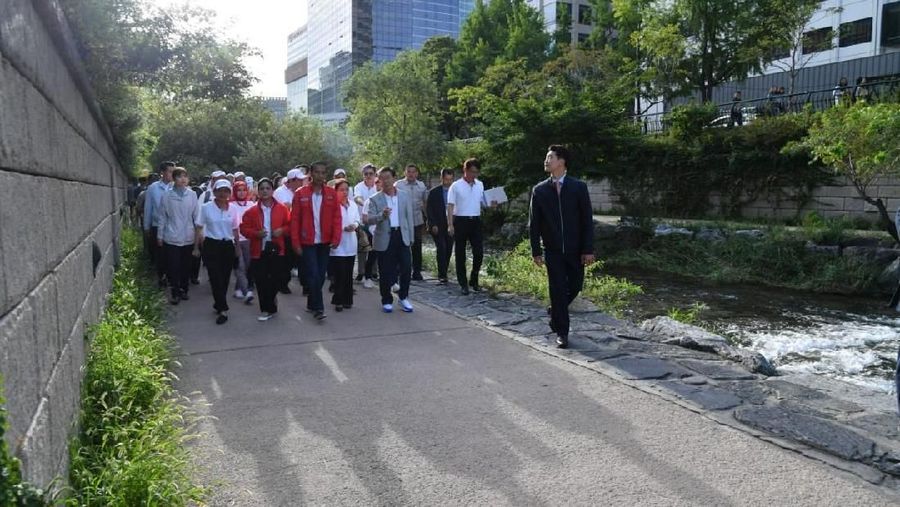 Sungai Cheonggyecheon ini juga menjadi salah satu daya tarik wisatawan lokal maupun mancanegara yang berkunjung ke Korea Selatan.