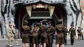Pada akhir pekan lalu, warga Pyongyang, Korea Utara menyambut antusias dibukanya kembali Museum Sejarah Alam dan kebun binatang usai direnovasi. (REUTERS/Danish Siddiqui)