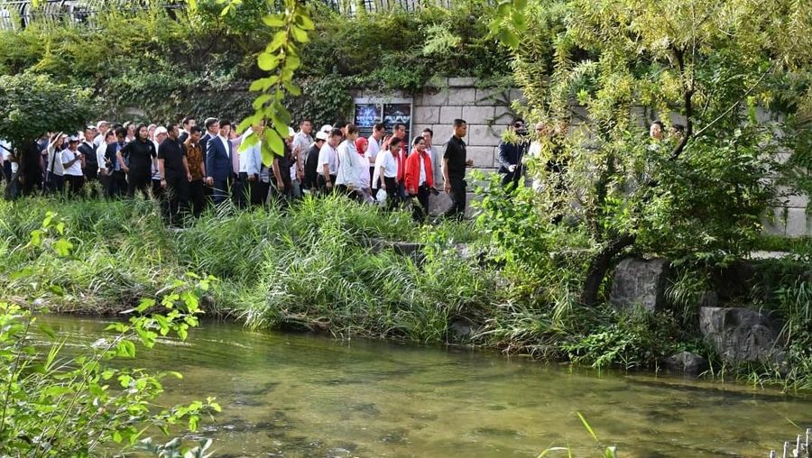 Sungai Cheonggyecheon ini juga menjadi salah satu daya tarik wisatawan lokal maupun mancanegara yang berkunjung ke Korea Selatan.