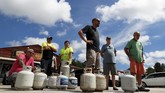Warga Amerika Serikat bersiap menghadapi terjangan Badai Florence, yang disebut-sebut sebagai badai terkuat selama beberapa dekade belakangan. (Reuters/Randall Hill)