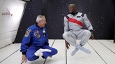 Usain Bolt mendapat kesempatan khusus mencoba gravitasi nol di dalam kabin khusus pesawat Airbus Zero-G. (REUTERS/Benoit Tessier)