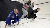 Usain Bolt menjajal kecepatan larinya di kabin khusus pesawat Airbus Zero-G di langit Reims, Prancis, Kamis (12/9). (REUTERS/Benoit Tessier)