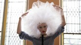 Seorang model berpose di belakang layar sebelum dimulainya peragaan busana New York Fashion Week untuk koleksi Musim Semi/Musim Panas di Manhattan, NY, Amerika Serikat. (REUTERS/Caitlin Ochs)