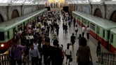 Keramaian penumpang di Stasiun Pyongyang, Korea Utara.