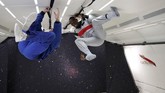 Usain Bolt menikmati efek gravitasi nol di kabin khusus pesawat Airbus Zero-G. Sprinter asal Jamaika itu banyak mencoba hal baru usai pensiun dari lintasan atletik. (REUTERS/Benoit Tessier)