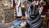 Aziza Sefitagic adalah satu-satunya wanita Bosnia yang masih mampu untuk merias para wanita muda di usianya yang sudah lanjut atas nama tradisi. (AFP PHOTO / Armend NIMANI)