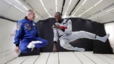 Usain Bolt dan CEO Novespace Jean-Francois Clervoy asyik berbincang-bincang merasakan gravitasi nol. Pesawat Airbus Zero-G sering dijadikan simulasi persiapan para astronaut sebelum ke luar angkasa. (REUTERS/Benoit Tessier)