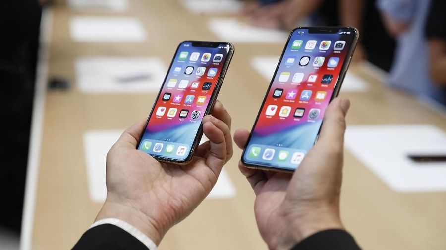 A man holds the newly released Apple iPhone XS and XS Max during a product demonstration following the Apple launch event at the Steve Jobs Theater in Cupertino, California, U.S. September 12, 2018. REUTERS/Stephen Lam