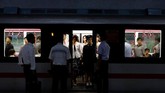 Kereta menjadi alat transportasi utama Kim Jong-Un, yang dikabarkan sangat takut terbang dengan pesawat. Ia memiliki gerbong khusus untuk staf dan pengawalnya.