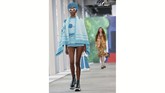 Panggung busana Kors berubah menjadi sebuah perayaan tentang warna dan corak. Dari warna dan motif turquoise, semangka, persik dan lemon. (REUTERS/Shannon Stapleton)