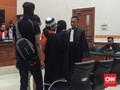 Istri Peluk Dalang Rusuh Mako Brimob sebelum Sidang Vonis