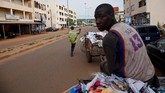 Arouna Diabate dan sejumlah pengangkut sampah lainnya harus mulai bergerak bersama keledai-keledai itu sebelum matahari terbit. (REUTERS/Luc Gnago)