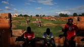 Mereka hanya digaji US$35 atau sekitar Rp500 ribu. Meski kecil, mereka menyukai pekerjaannya. (REUTERS/Luc Gnago)