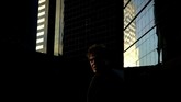 Seorang pria berjalan area bisnis di kota Buenos Aires, Argentina. (REUTERS/Marcos Brindicci)