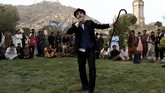 Tak mudah bagi Asir untuk bisa menghibur warga Afganistan. Penampilannya kerap dicap
