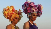 Dua waria yaitu Jojo Zaho dan Felicia Foxx berdiri berdampingan dengan kostum warna-warni saat digelarnya Broken Heel Festival di bagian barat New South Wales, Australia. Festival yang berlangsung tiga hari itu merayakan pembuatan film Australia berjudul Priscilla - Queen of the Desert. (REUTERS/Samantha Vadas)