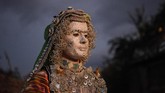 Budaya ratusan tahun tersebut terancam punah lantaran hanya ada satu orang yang mengerti dan melakukan riasan ini. (AFP PHOTO / Armend NIMANI)