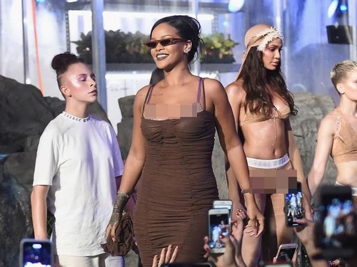 Rilis Koleksi Lingerie, Rihanna Tampilkan 2 Model yang Sedang Hamil Besar Rilis Koleksi Lingerie, Rihanna Tampilkan 2 Model yang Sedang Hamil Besar