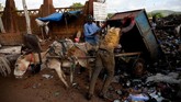 Saat hujan turun, mau tak mau air hujan tertahan sampah sehingga tidak bisa langsung menyerap ke tanah.