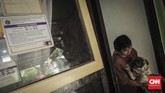 Berdasarkan Pergub DKI Jakarta Nomor 199 Tahun 2016 yang mengatur soal pengendalian penyakit rabies, Pemerintah Provinsi DKI Jakarta membuat peraturan yang mewajibkan setiap hewan peliharaan, terutama anjing, dipasangi microchip, Jakarta (13/8). (CNN Indonesia/ Hesti Rika)