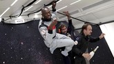 Usain Bolt menikmati sampanye di botol desain khusus gravitasi nol 'Mumm Grand Cordon Stellar' desain dari Octave de Gaulle. (REUTERS/Benoit Tessier)