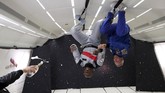 CEO Novespace pesawat khusus Gravitasi Nol, Jean-Francois Clervoy (jaket biru), dan Usain Bolt menerima sampanye dari botol 'Mumm Grand Cordon Stellar'. (REUTERS/Benoit Tessier)