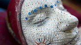 Riasan tradisional ini telah dilakukan wanita Bosnia, terutama di wilayah Zhupa, secara turun-temurun. Namun keberadaannya kini terancam mode pernikahan modern. (AFP PHOTO / ARMEND NIMANI)