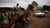 Ada pemandangan menarik di Bamako, Mali. Di sana, keledai-keledai 'bekerja' sebagai penarik gerobak sampah rumah tangga. (REUTERS/Luc Gnago)