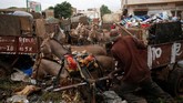 Sampah rumah tangga semakin menumpuk di Bamako. Namun, otoritas setempat gagal memindahkan sampah dari pengepul lokal. (REUTERS/Luc Gnago)