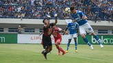 Persib Bandung yang berulang kali membukukan peluang hanya mencetak keunggulan 1-0 atas Arema ketika babak pertama usai. (ANTARA FOTO/Raisan Al Farisi/18)