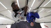 Ekspresi penuh keheranan dan takjub dari Usain Bolt yang merasakan efek gravitasi nol dari kabin khusus Airbus Zero-G. (REUTERS/Benoit Tessier)