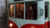 Masinis kereta mengemudikan kereta yang melaju di Stasiun