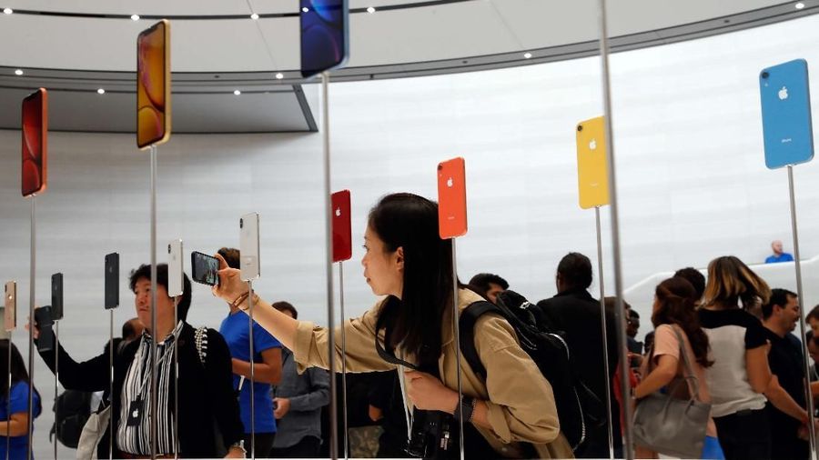 Salah satu penyebab harga iPhone mahal adalah penguatan dolar AS.