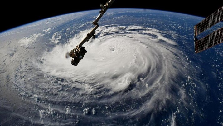 Ganasnya Badai Florence dari Stasiun Luar Angkasa A view of Hurricane Florence is shown churning in the Atlantic Ocean in a west, north-westerly direction heading for the eastern coastline of the United States, taken by cameras outside the International Space Station, September 12, 2018. NASA/Handout via REUTERS ATTENTION EDITORS - THIS IMAGE WAS PROVIDED BY A THIRD PARTY TPX IMAGES OF THE DAY