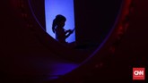Pengunjung berkeliling karya seni ini diiringi lagu yang menenangkan sehingga menimbulkan efek relaksasi. (CNN Indonesia/Safir Makki)
