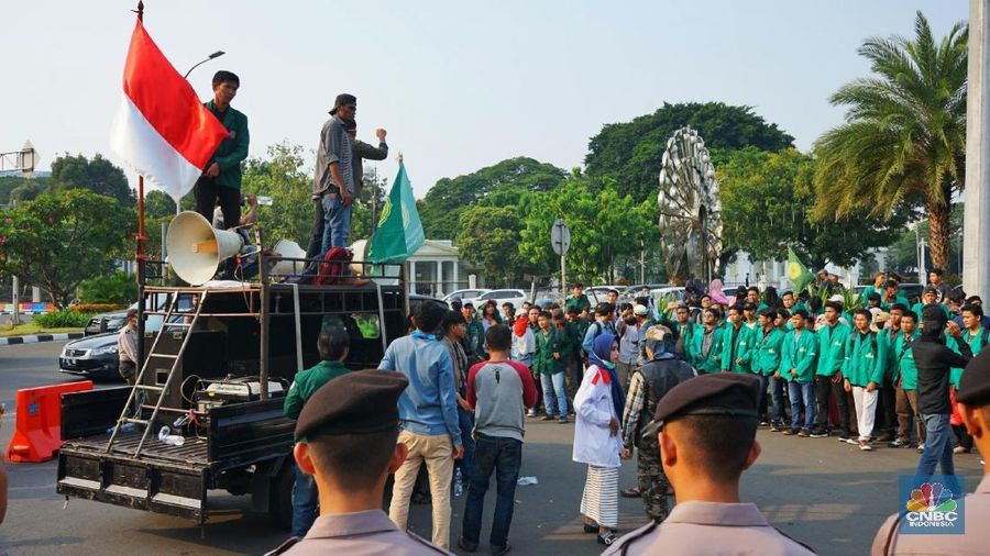 Mereka menuntut untuk Jokowi dan JK dapat menstabilkan dan menguatkan nilai Rupiah yang saat ini sedang melemah.