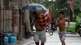 Ahli Meteorologi CNN, Brandon Miller, mengatakan bahwa Topan Mangkhut lebih besar, lebih kuat, dan lebih berbahaya daripada Florence. (AFP Photo/Ted Aljibe)