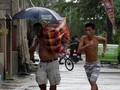 FOTO: Warga Filipina Angkut Barang Jelang Topan Mangkhut