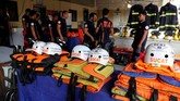 Palang Merah telah menempatkan tim pada tingkat siaga tertinggi di pulau itu sembari memperingatkan bahwa angin kencang dan hujan deras dapat menyebabkan kerusakan di pulau-pulau dan daerah pesisir Luzon. (Reuters/Erik De Castro)