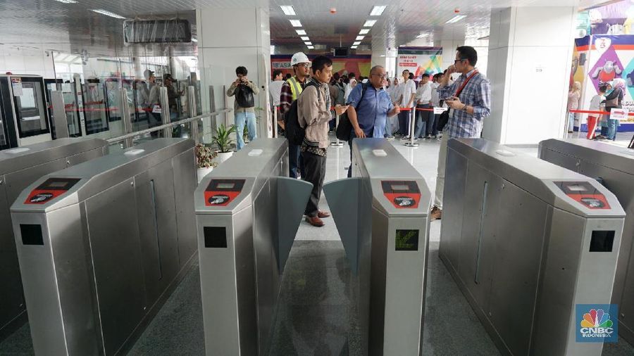 LRT ini memiliki 4 gerbong dengan kapasitas 540 penumpang.