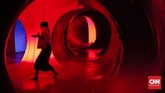 Luminarium memiliki konsep seperti akuarium namun bukan menyimpan air, melainkan cahaya. Cahaya yang dipantulkan menerobos ke dalam luminarium dan menimbulkan efek pencahayaan dramatis. (CNN Indonesia/Safir Makki)