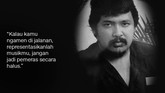 Salah satu yang dikenang dari sosok Harry Roesli adalah kepeduliannya terhadap musisi jalanan. Bagi Harry, musisi jalanan adalah anak pintar namun tak terdidik. Sehingga, ia memutuskan untuk memberikan mereka ilmu sejak 1997 hingga akhir hayatnya. (dok. Pribadi)