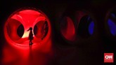 Luminarium trilumin merupakan bangunan yang menggunakan udara sebagai bentuk seni dan berisi aneka ragam warna dan cahaya yang mempesona. (CNN Indonesia/Safir Makki)