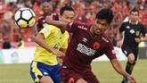 Satu-satunya laga yang berakhir imbang pada hari terakhir pekan ke-21 terjadi di Stadion Andi Mattalata, Makassar, Sulawesi Selatan, ketika PSM Makassar ditahan imbang Barito Putera. (ANTARA FOTO/Yusran Uccang/hp/18)