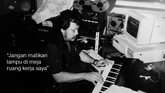 Harry Roesli juga dikenal sebagai musisi yang amat produktif, baik ketika masih tergabung dalam ‘Gang of Harry Roesli’ ataupun sebagai solois. Ia menciptakan belasan album, puluhan lagu, kolom di surat kabar, hingga pementasan teater. (dok. Pribadi)