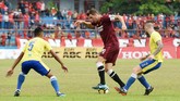 Pesepakbola Persib Bandung Bojan Malisic (tengah) melakukan seleberasi usai mencetak gol ke gawang Arema FC saat menjalani laga lanjutan Gojek Liga 1 di Stadion Gelora Bandung Lautan Api, Bandung, Jawa Barat, Kamis (13/9). Persib Bandung berhasil menaklukan Arema FC dengan skor 2-0. ANTARA FOTO/Raisan Al Farisi/hp/18