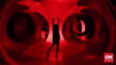 Kilau cahaya juga warna dalam bangunan ini muncul dari cahaya yang menembus plastik aneka warna. Seluruh bangunan luminarium trilumin ini dikerjakan langsung oleh tangan di Nottingham, Inggris. (CNN Indonesia/Safir Makki)