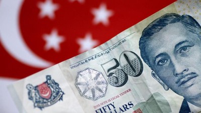 FILE PHOTO: A Singapore dollar note is seen in this illustration photo May 31, 2017. REUTERS/Thomas White/Illustration/File Photo