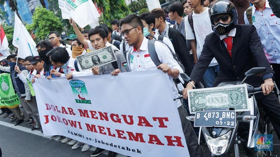 Mereka menuntut untuk Jokowi dan JK dapat menstabilkan dan menguatkan nilai Rupiah yang saat ini sedang melemah.